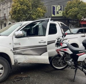 Choque entre camioneta y moto en la esquina de Moreno y Pellegrini