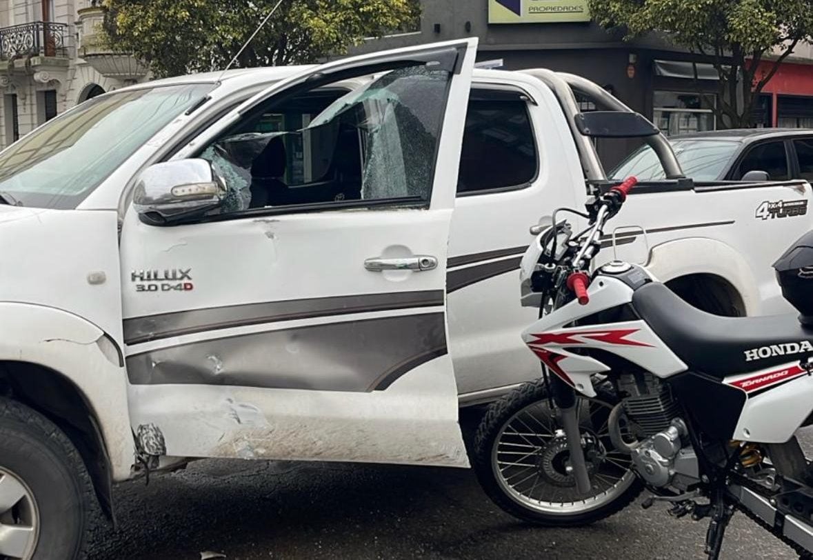 Choque entre camioneta y moto en la esquina de Moreno y Pellegrini