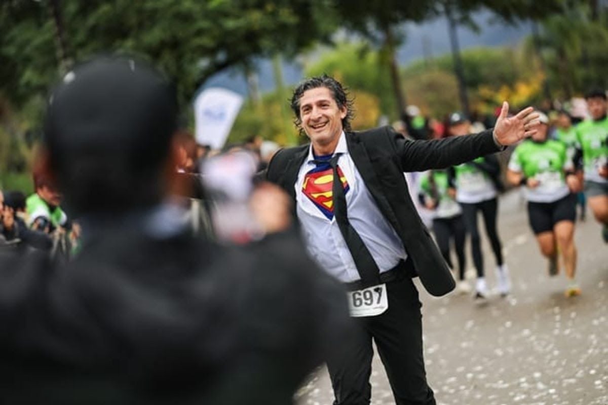 (audio) La increíble historia de Christian Cortés, que sorprendió al correr de traje y corbata