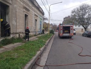 Alertaron vecinos: Dos días seguidos Bomberos sofocaron incendio en edificio abandonado (videos)