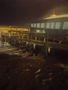 Claromecó: El mar golpea los saltos de piedra y se lleva estructura en Dunamar (audio-videos)