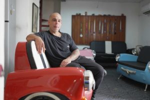 (audio) Es carpintero naval y crea originales sillones con piezas recicladas de autos