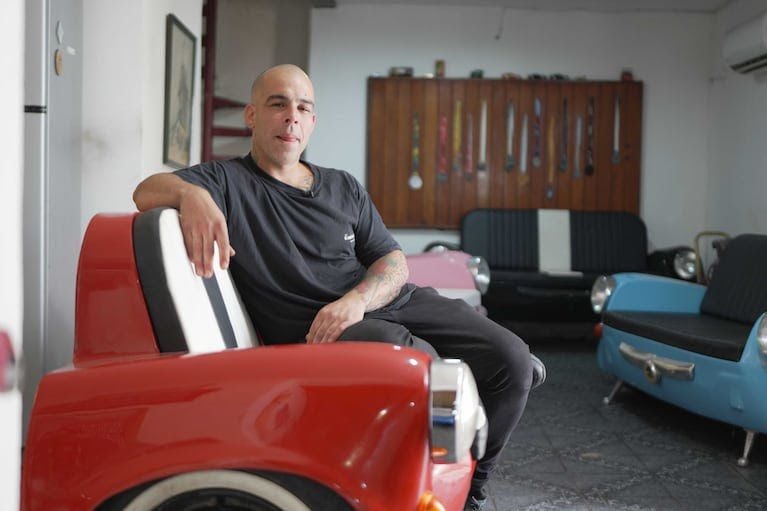 (audio) Es carpintero naval y crea originales sillones con piezas recicladas de autos