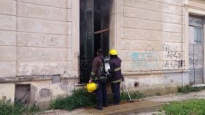 Alertaron vecinos: Dos días seguidos Bomberos sofocaron incendio en edificio abandonado (videos)