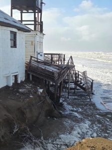 Claromecó: El mar golpea los saltos de piedra y se lleva estructura en Dunamar (audio-videos)