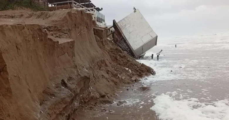 Impactante colapso de un balneario necochense
