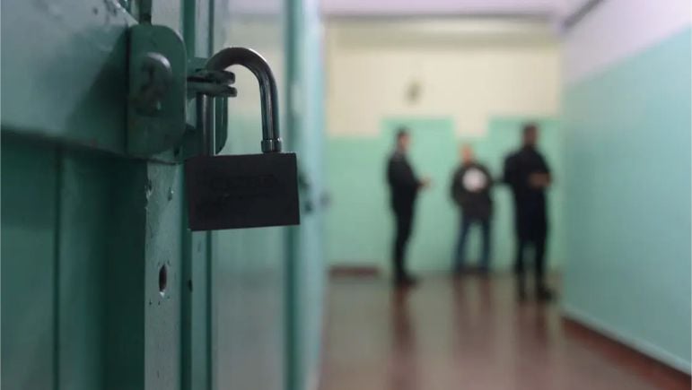 En Coronel Suárez. Condenado a 15 años porque violaba a su hijastra en cementerios