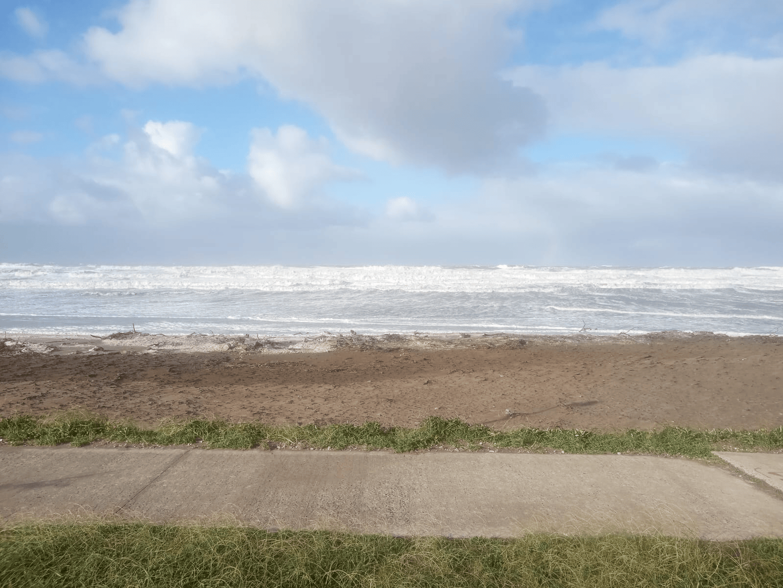 Claromecó: El mar golpea los saltos de piedra y se lleva estructura en Dunamar (audio-videos)