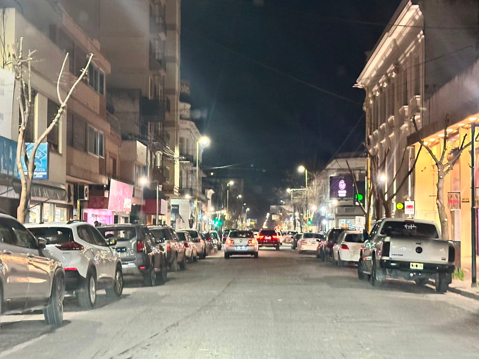 (videos) La poda y el resurgimiento de Colón iluminada de noche