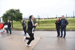 (audio) La increíble historia de Christian Cortés, que sorprendió al correr de traje y corbata