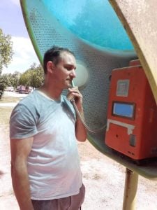(audio) Recorre rutas y arregla teléfonos públicos: “Los pueblos quedaron frenados”