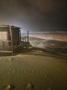 Claromecó: El mar golpea los saltos de piedra y se lleva estructura en Dunamar (audio-videos)