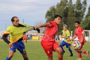 Fútbol: Alumni empató y continua puntero e invicto en Segunda