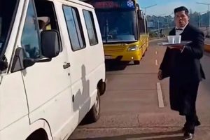 (audio) El “mozo” que se volvió viral: es posadeño, vende café en la ruta 12 vestido de traje