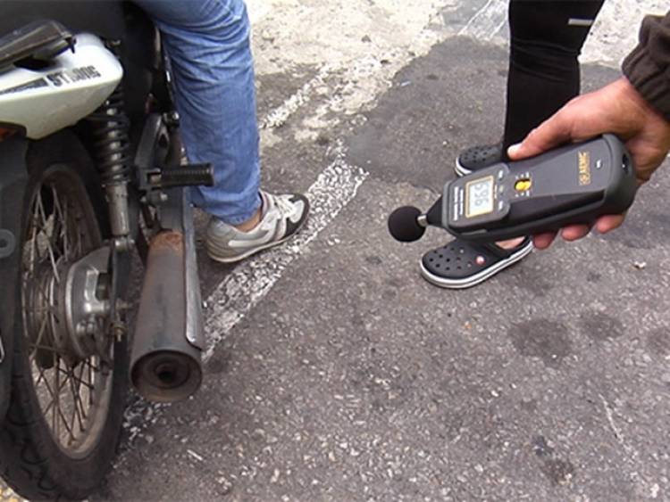 Habría sido por el escape libre: Balearon a motociclista en Saldungaray