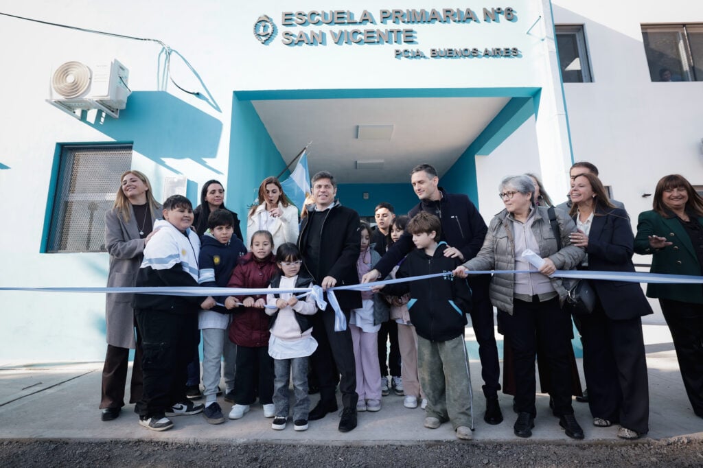 Kicillof inauguró una escuela a pocos metros de una secundaria frenada por Milei