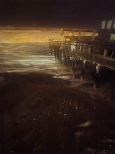 Claromecó: El mar golpea los saltos de piedra y se lleva estructura en Dunamar (audio-videos)