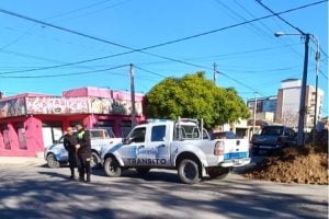Principio de incendio en el techo de una casa