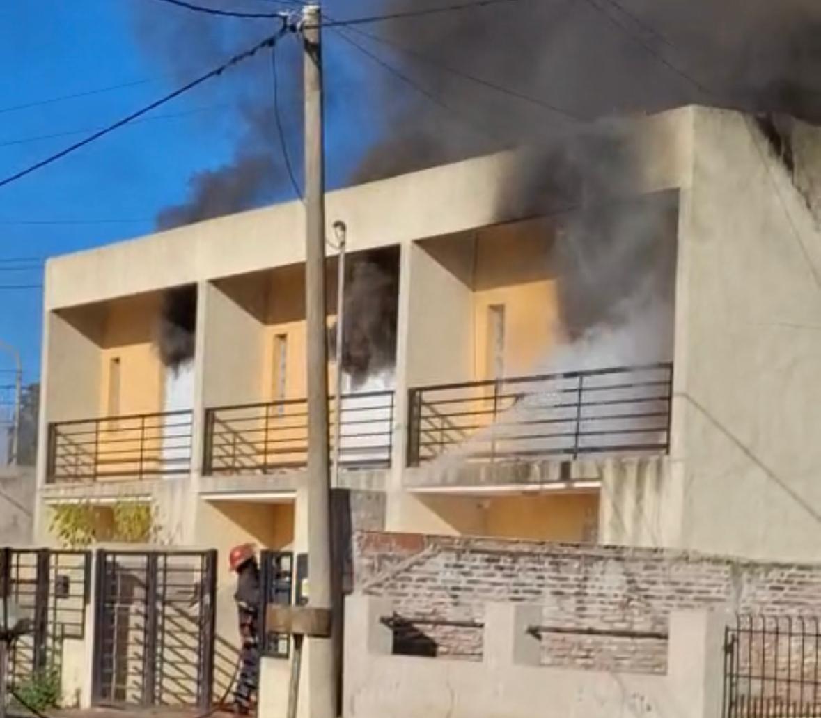 (fotos-videos) Voraz incendio afectó a tres departamentos en calle Alberdi al 820