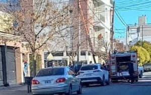 Principio de incendio en el techo de una casa