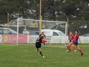 Fútbol femenino: Ganó Huracán y es único puntero y Colegiales perdió el invicto
