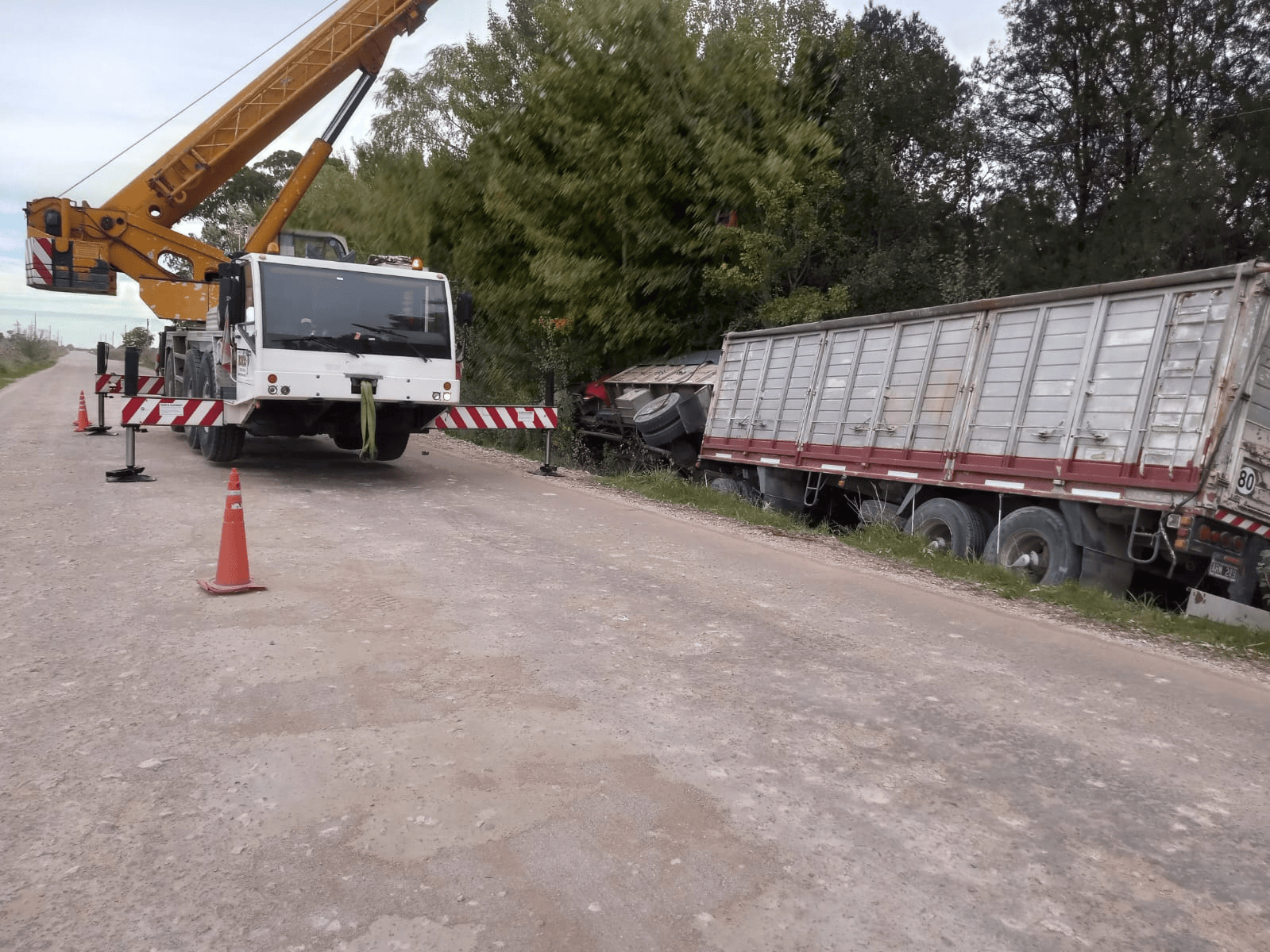 Volcó chasis de un camión en Belgrano al 4500. No hubo lesionados