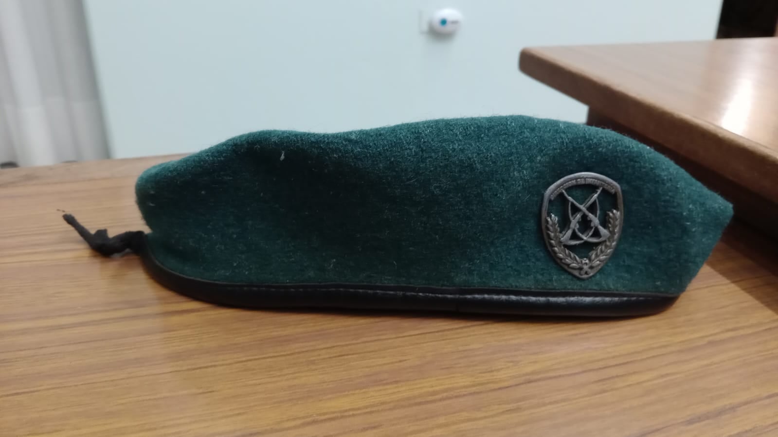 La simpleza de una gorra, la fuerza de una radio