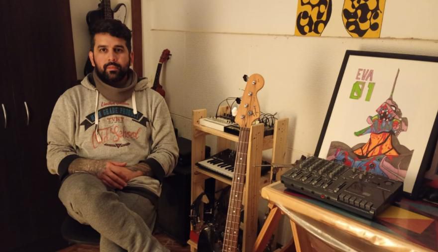(audio) El músico juninense que crea paisajes sonoros con sintetizadores y cintas de cassette