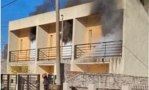 (fotos-videos) Voraz incendio afectó a tres departamentos en calle Alberdi al 820