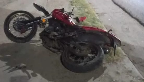 Choque en Av. Constituyentes: motociclista derivado al Hospital