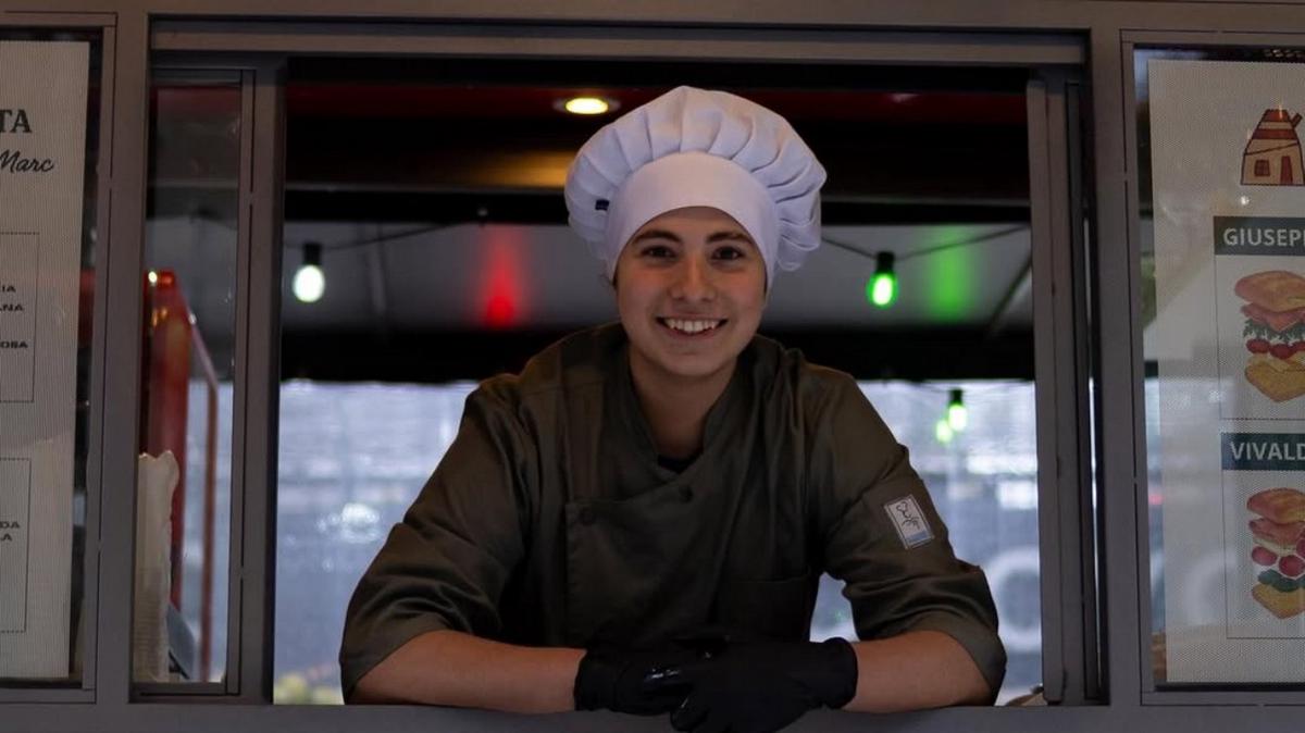 (audio) Tiene 16 años y convirtió su pasión por la cocina en un emprendimiento propio