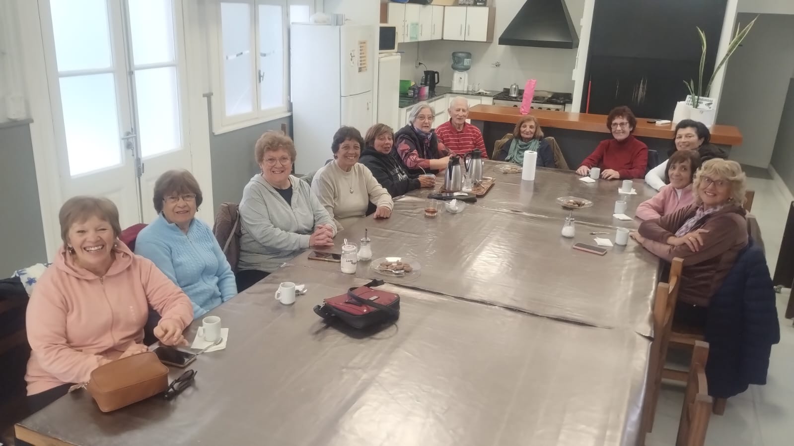 (audio) “Siempre hace falta algo”: la campaña de los jubilados del SEC para ayudar al geriátrico municipal