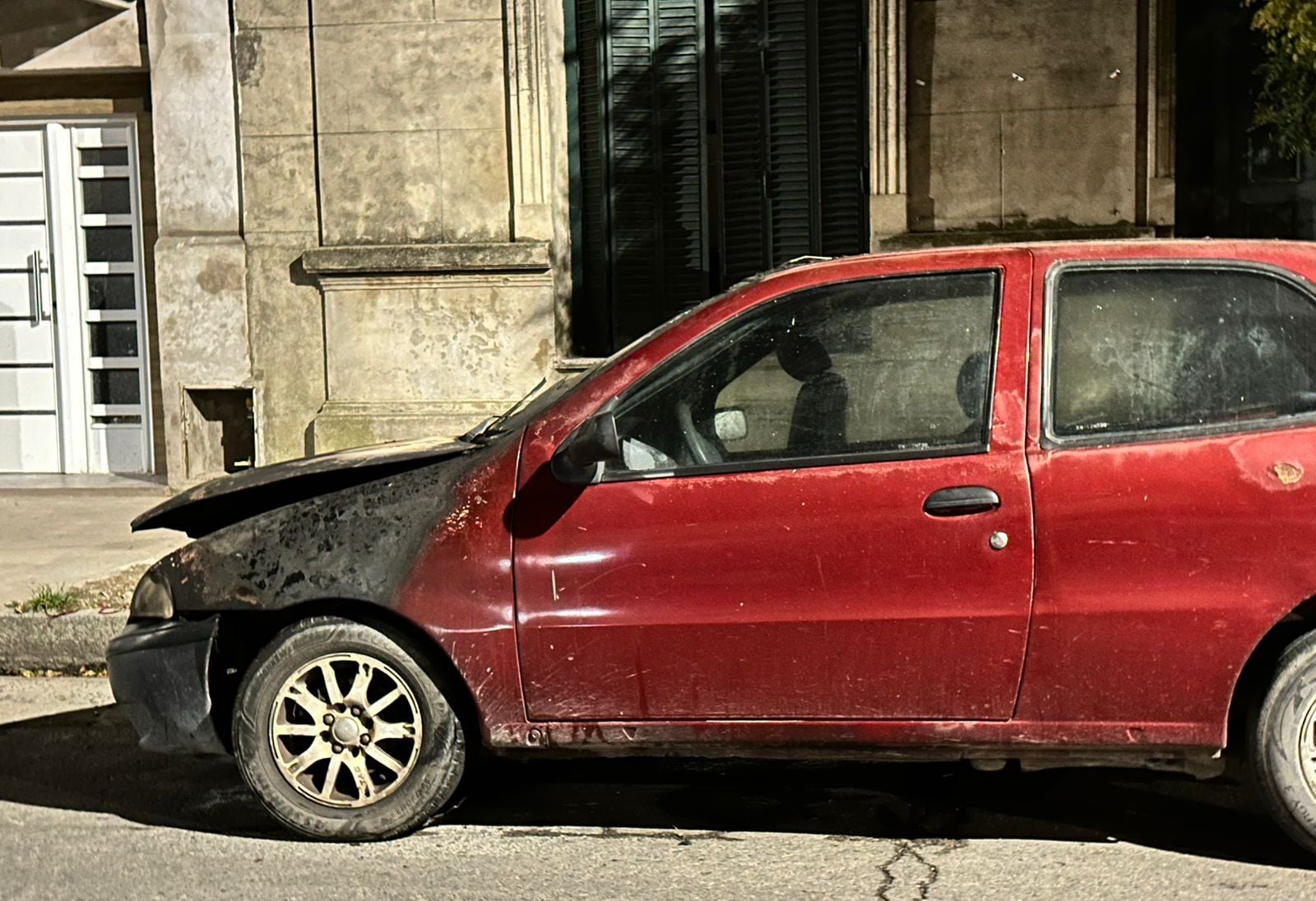 Un auto quemado y una mujer encerrada: lo resolvieron los Bomberos
