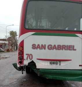 Fatal accidente en White: Una mujer murió en choque entre auto y colectivo