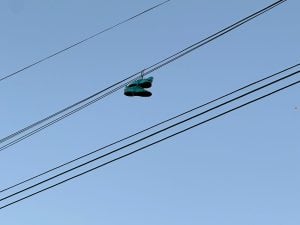 (video) Mito o realidad: el significado de las zapatillas colgadas de los cables