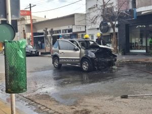 (videos) Una Ford EcoSport ardió en llamas en la esquina de 9 de Julio y Colón