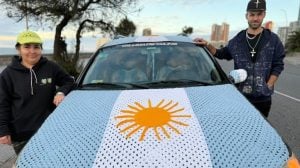 (audio) Una familia fanática de la Selección tejió la bandera Argentina en su auto y fue furor