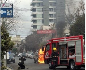 (videos) Una Ford EcoSport ardió en llamas en la esquina de 9 de Julio y Colón