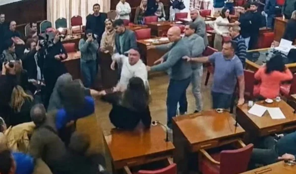 Mar del Plata: a las piñas en el Concejo Deliberante (video)