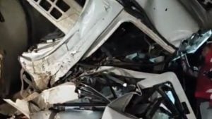 Ruta 74: un camión chocó con una formación ferroviaria y la ruta permanece cortada