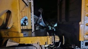 Ruta 74: un camión chocó con una formación ferroviaria y la ruta permanece cortada