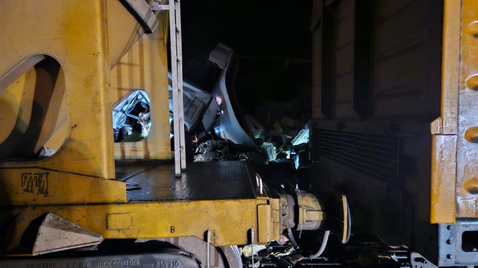 Ruta 74: un camión chocó con una formación ferroviaria y la ruta permanece cortada