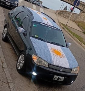 (audio) Una familia fanática de la Selección tejió la bandera Argentina en su auto y fue furor