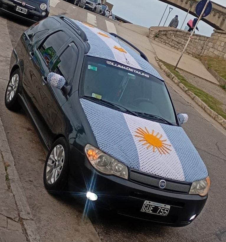 (audio) Una familia fanática de la Selección tejió la bandera Argentina en su auto y fue furor