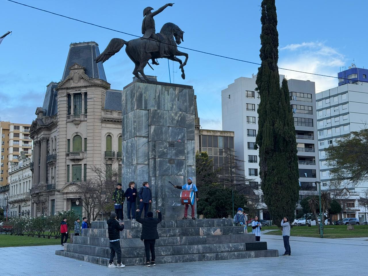 No importa el clima, los chicos festejaron el triunfo de Argentina (videos)