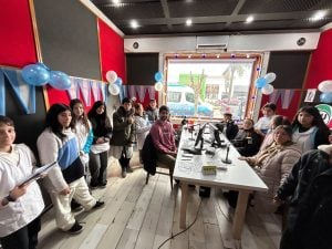 (audio) Visitas en la radio: recorrida y salida al aire de alumnos de la Primaria 21