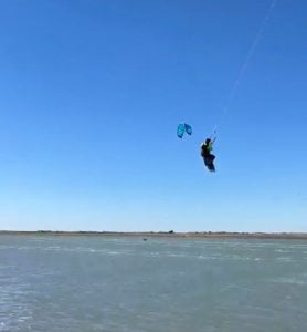 (audio y video) Conflicto ambiental en Balneario Marisol por la práctica de kitesurf