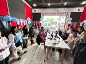 (audio) Visitas en la radio: recorrida y salida al aire de alumnos de la Primaria 21