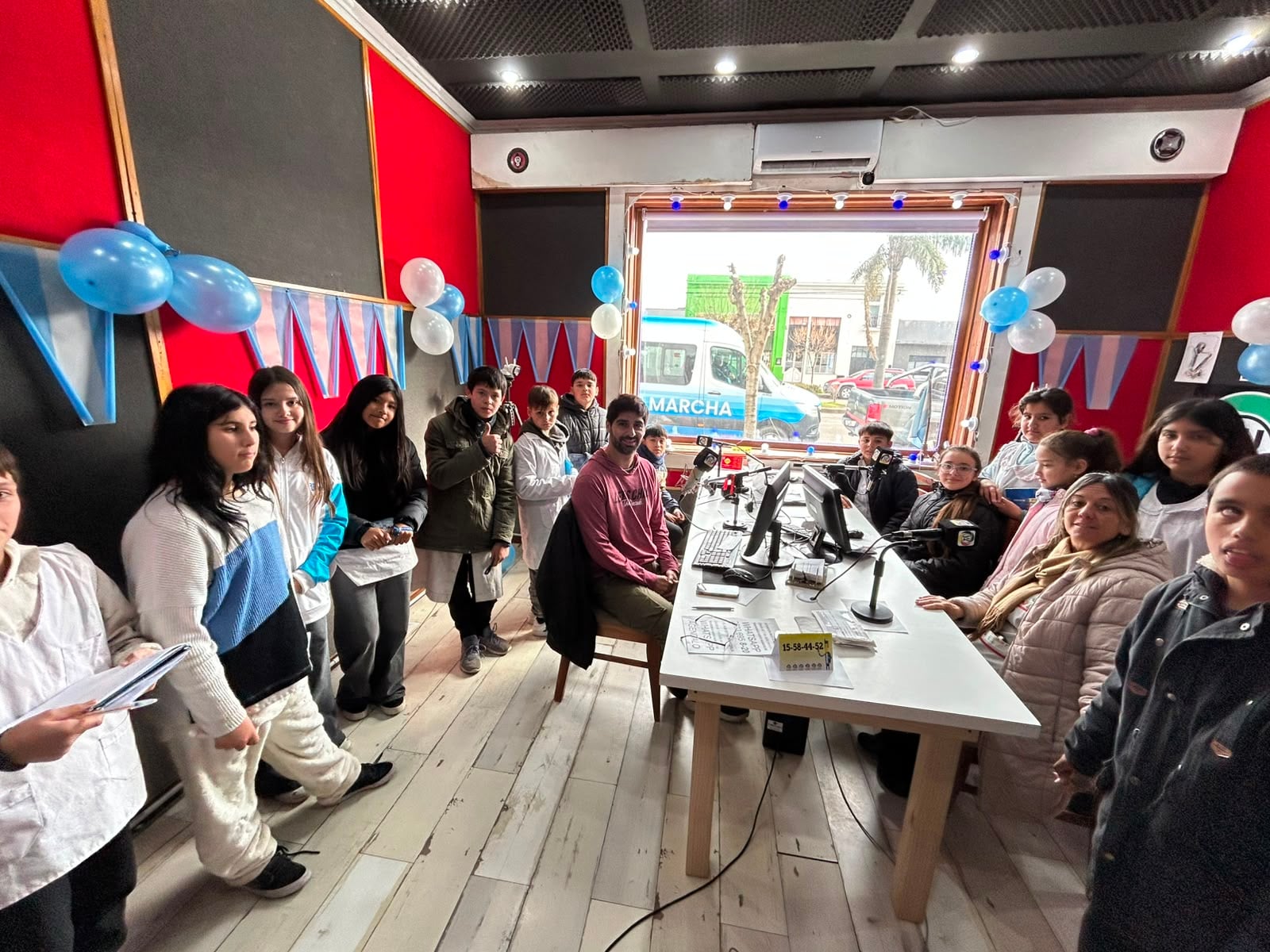 (audio) Visitas en la radio: recorrida y salida al aire de alumnos de la Primaria 21