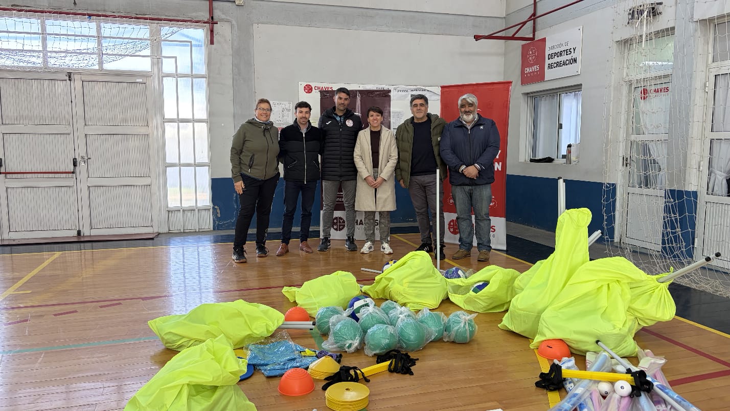 La Provincia entregó material deportivo para fortalecer el deporte en Chaves